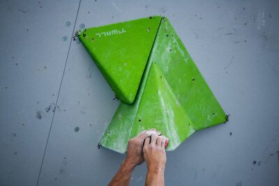 3 Olympia-Sportarten ausprobiert: Tipps für Anfänger - Fingerkraft ist gefragt! Beim Bouldern müssen aber auch Beine und Rumpf ordentlich arbeiten. 