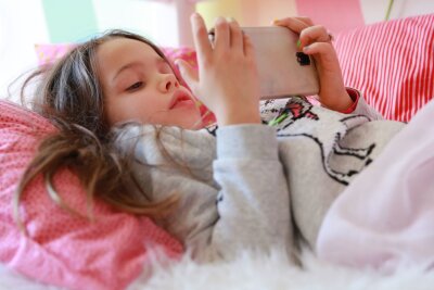 3 Schlafprobleme bei Kindern - und wie Eltern sie lösen - Das Handy sollte nicht zum Einschlafritual gehören.