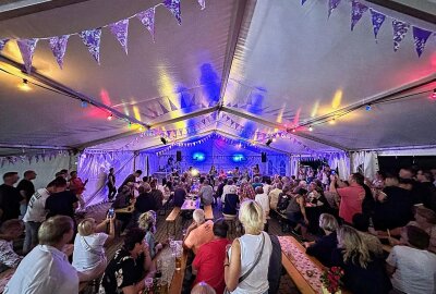 30. Erlauer Dorffest: Eine Feier für Groß und Klein - Bei guter Stimmung, Tanz und der dazu passenden Musik werden die Erlauer und ihre Gäste auch in diesem Jahr wieder im Festzelt feiern. Foto: Verein Initiative für Erlau/Archiv