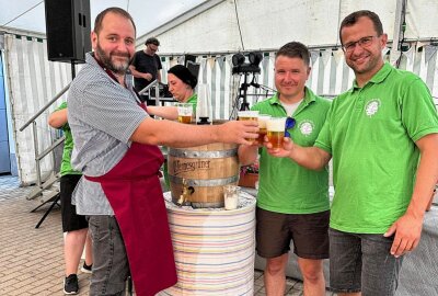 30. Erlauer Dorffest: Eine Feier für Groß und Klein - Sie werden auch dieses Jahr wieder das Fest eröffnen. Bürgermeister Peter Ahnert (l.) sowie Matthias Strauß und Philipp Wähner (r.) von der Initiative für Erlau. Foto: Verein Initiative für Erlau 