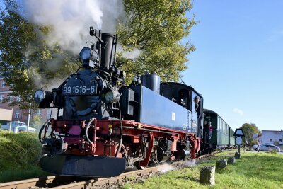 Das Jubiläum "30 Jahre Dampfbetrieb" hat heute zahlreichen Eisenbahnfans mit der Kamera angezogen. Foto: Ralf Wendland