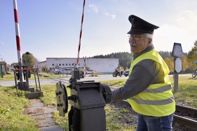 Die Museumsbahn Schönheide steht unter Dampf - gefeiert werden "30 Jahre Dampfbetrieb" - im Bild Stephan Weigel.  Foto: Ralf Wendland