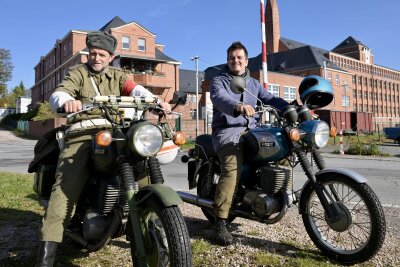 Entlang der Strecke sind heute einige historische Fahrzeuge zu sehen - im Bild auf den Motorrädern - Hubert Brückner aus Eibenstock (li.) und Anton Weigel, Vereinschef der Museumsbahn Schönheide. Foto: Ralf Wendland 