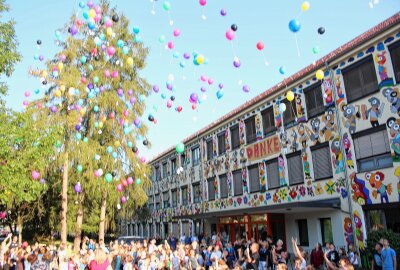 30 Jahre Förderschule Wasserberg: Festliche Einweihung der neuen Fassadengestaltung - 240 Luftballons steigen in den Himmel. Foto: Renate Fischer