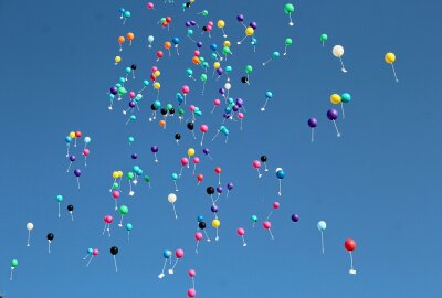 30 Jahre Förderschule Wasserberg: Festliche Einweihung der neuen Fassadengestaltung - Der Himmel lacht. Foto: Renate Fischer