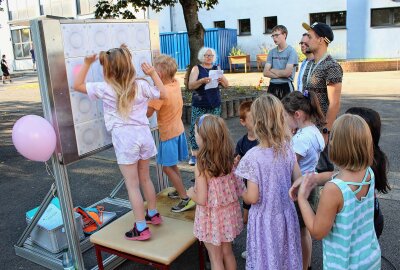 30 Jahre Förderschule Wasserberg: Festliche Einweihung der neuen Fassadengestaltung - Spielestationen auf dem Schulhof. Foto: Renate Fischer