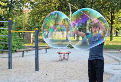 30 Jahre Förderschule Wasserberg: Festliche Einweihung der neuen Fassadengestaltung - Spielestationen auf dem Schulhof. Foto: Renate Fischer