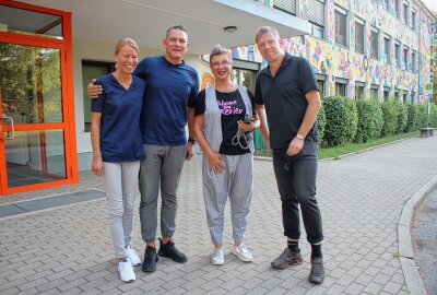 30 Jahre Förderschule Wasserberg: Festliche Einweihung der neuen Fassadengestaltung - Food-Künstler Kay und Susann Rätzer Anja Schmidt- Lehrerin am Förderzentrum Käthe-Kollwitz und Michel Fischer-Art-Gestalter der Schulfassade. Foto: Renate Fischer