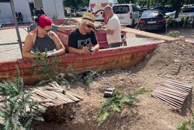 30 Jahre Schönherrfabrik: Drei Tage Musik, Shows und Kulinarik auf dem Fabrikgelände - Ein dreitägiges Festival voller Musik, Kunst, Shows und Familienaktivitäten lockte zahlreiche Besucher auf das Gelände der Schönherrfabrik. Foto: Steffi Hofmann