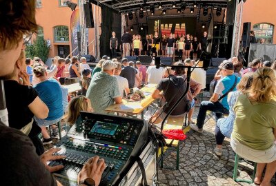 30 Jahre Schönherrfabrik: Drei Tage Musik, Shows und Kulinarik auf dem Fabrikgelände - Ein dreitägiges Festival voller Musik, Kunst, Shows und Familienaktivitäten lockte zahlreiche Besucher auf das Gelände der Schönherrfabrik. Foto: Steffi Hofmann