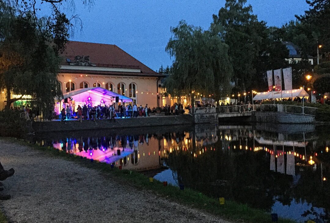 30. Lampionfest in Bad Brambach: Buntes Programm für die ganze Familie - Der Kurpark von Bad Brambach wird beim Lampionfest zu einer Open-Air-Arena. Foto: Sächsische Staatsbäder GmbH