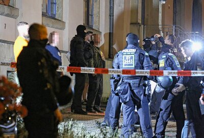 300 Beamte im Einsatz: Polizei beendet Rechtsrockkonzert - Polizeigroßaufgebot in Dresden. Foto: Textautor