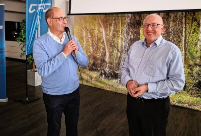 300. CFC-Stammtisch: Europapokalhelden und Trainerlegende fachsimpeln - Stadionsprecher Olaf Kadner interviewte den Chemnitzer Oberbürgermeister Sven Schulze. Foto: Knut Berger