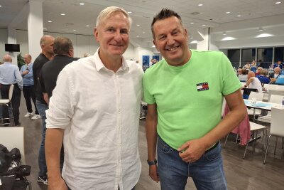 Gute gelaunt: Ex- Spieler Steffen Heidrich (l.) und Fan Ralf Hunger. Foto: Knut Berger