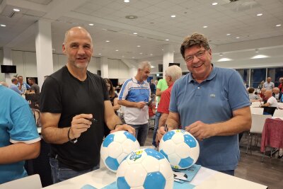 Steffen Ziffert (l.) und Jens Schmidt signierten Fußbälle. Foto: Knut Berger 