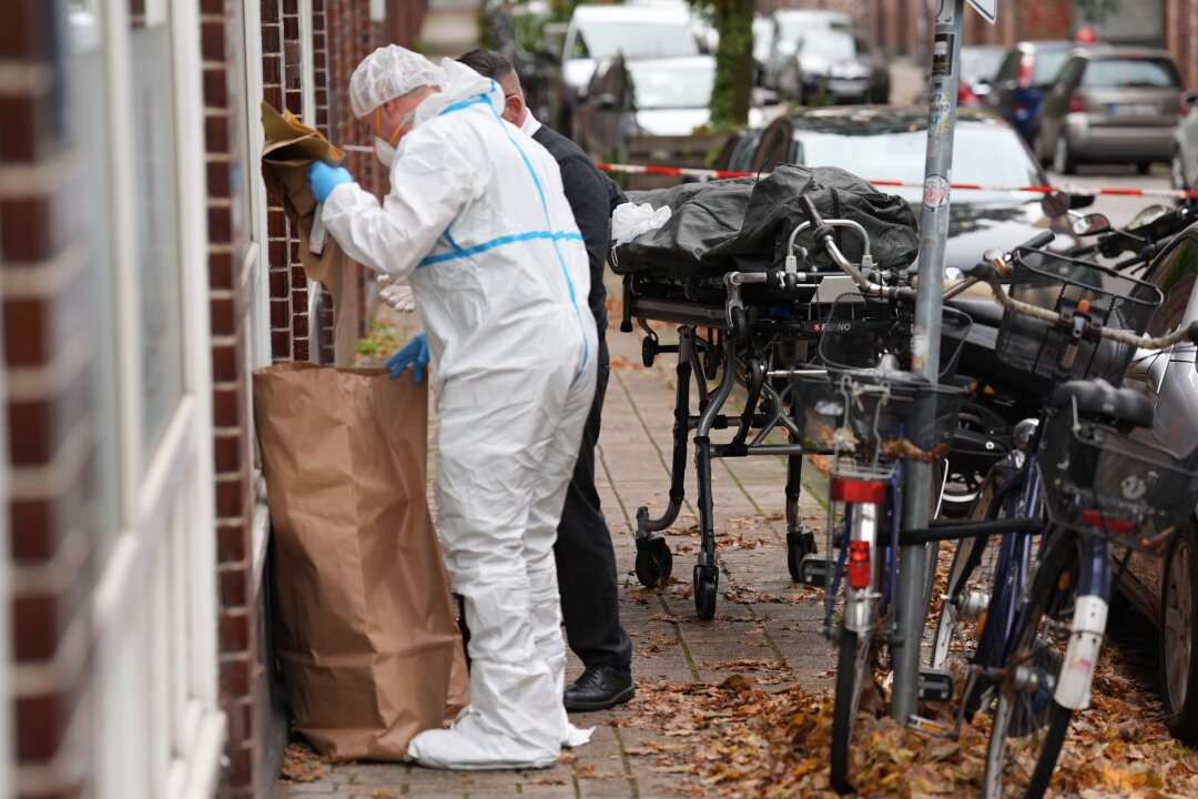 31-jähriger Mann in Hamburg erschossen - Täter flüchtig -  Ein Mann ist in Hamburg durch eine Schussverletzung tödlich verletzt worden. Anwohnerinnen und Anwohner hatten noch versucht, den Mann wiederzubeleben.