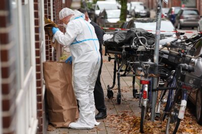 31-jähriger Mann in Hamburg erschossen - Täter flüchtig -  Ein Mann ist in Hamburg durch eine Schussverletzung tödlich verletzt worden. Anwohnerinnen und Anwohner hatten noch versucht, den Mann wiederzubeleben.