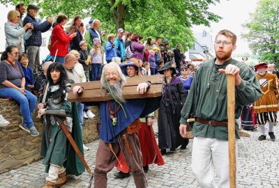 31. Wolkensteiner Burgfest begeistert Tausende Besucher - Vor seiner Rede nahm Bürgermeister Wolfram Liebing in Ketten am Festumzug teil. Foto: Andreas Bauer