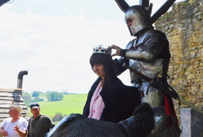 31. Wolkensteiner Burgfest begeistert Tausende Besucher - Beim Ritterkampf wurde die eine oder andere Besucherin zur Königin gekürt. Foto: Andreas Bauer