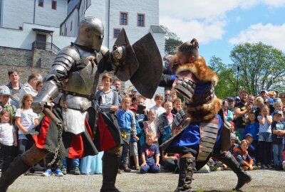 31. Wolkensteiner Burgfest begeistert Tausende Besucher - Gebannt verfolgten die Besucher dann den Kampf mit den Schwertern. Foto: Andreas Bauer