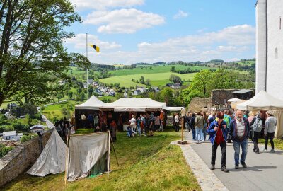 31. Wolkensteiner Burgfest begeistert Tausende Besucher - Am Fuße der Burg bleiben die Zelte bis Sonntag aufgebaut. Foto: Andreas Bauer