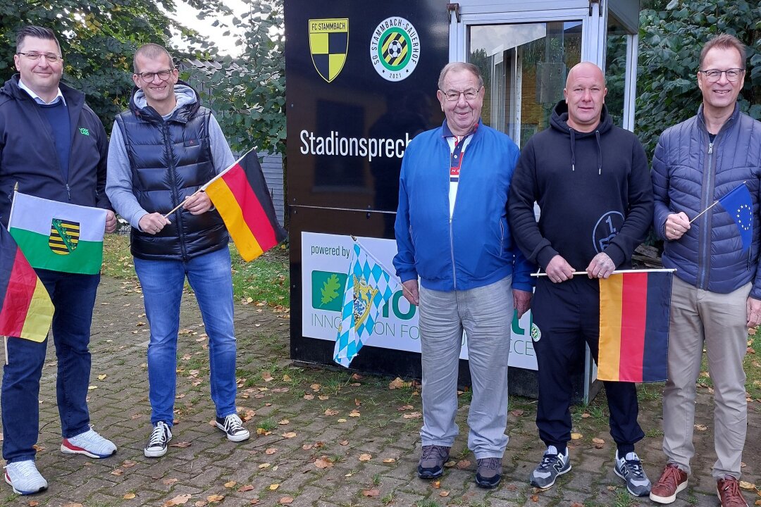 35 Jahre nach dem Mauerfall: DDR-Grenzkontrollhaus noch immer in Betrieb! - Ein Erinnerungsbild für die Ewigkeit (von links): Vogtland-Landrat Thomas Hennig, David Benker, Wilfried Fischer, Martin Endreß und Jürgen Wiesel. Foto: Sandra Repert 