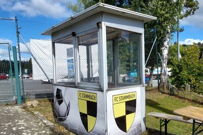 35 Jahre nach dem Mauerfall: DDR-Grenzkontrollhaus noch immer in Betrieb! - Das zweite DDR-Grenzabfertigungshaus am Eingang des Stammbacher Sportplatzes. Foto: Karsten Repert 