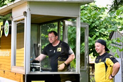 35 Jahre nach dem Mauerfall: DDR-Grenzkontrollhaus noch immer in Betrieb! - Keine Passkontrolle mehr. Das DDR-Grenzerhaus wird seit 34 Jahren auf dem Stammbacher Sportplatz betrieben. Im Bild Karsten Repert (links) und Philipp Ehrler (rechts). Foto: Ilong Göll 