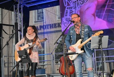 38. Europäische Nachtwächter- und Türmerzunfttreffen in Zwönitz - Auf der Marktbühne hat es gestern am Abend Livemusik gegeben mit den Musikern von "Real Music". Foto: Ralf Wendland