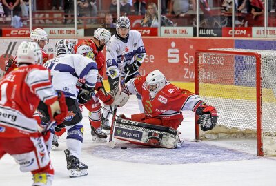 4:0! Eispiraten schlagen Leipzig im ersten Heimtest - Eispiraten Crimmitschau - KSW Icefighters Leipzig: Oleg Shillin ohne Gegentreffer. Foto: Andreas Kretschel