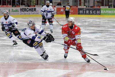 4:0! Eispiraten schlagen Leipzig im ersten Heimtest - Eispiraten Crimmitschau - KSW Icefighters Leipzig: Tim Lutz. Foto: Andreas Kretschel