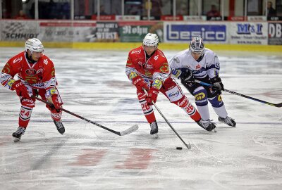 4:0! Eispiraten schlagen Leipzig im ersten Heimtest - Eispiraten Crimmitschau - KSW Icefighters Leipzig: Lukas Wagner an der Scheibe. Foto: Andreas Kretschel