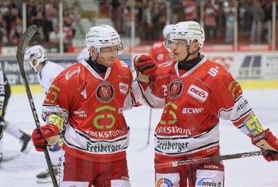 4:0! Eispiraten schlagen Leipzig im ersten Heimtest - Eispiraten Crimmitschau - KSW Icefighters Leipzig: Rihards Marenis (rechts) mit Vincent Saponari. Foto:Andreas Kretschel