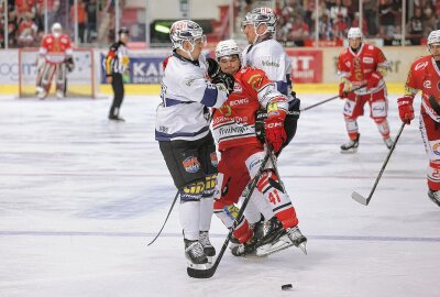 4:0! Eispiraten schlagen Leipzig im ersten Heimtest - Eispiraten Crimmitschau - KSW Icefighters Leipzig: Colin Smith erlaubt kein durchkommen. Foto: Andreas Kretschel