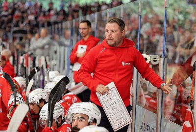 4:0! Eispiraten schlagen Leipzig im ersten Heimtest - Eispiraten Crimmitschau - KSW Icefighters Leipzig: Trainer Jussi Tuorres. Foto: Andreas Kretschel