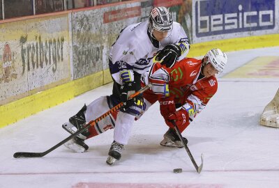 4:0! Eispiraten schlagen Leipzig im ersten Heimtest - Eispiraten Crimmitschau - KSW Icefighters Leipzig: Till Michel (ETC). Foto:Andreas Kretschel