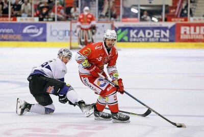 4:0! Eispiraten schlagen Leipzig im ersten Heimtest - Eispiraten Crimmitschau - KSW Icefighters Leipzig: Gregory Kreutzer. Foto: Andreas Kretschel