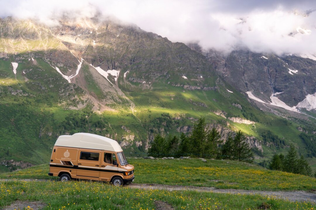 40 Jahre Mercedes Marco Polo: Ferienfreuden in Bahamas-Beige - Trara, die Post ist da? Vor Jahrzehnten war dieser Mercedes Transporter nicht nur ein beliebtes Paket, sondern auch die Grundlage für den Marco Polo.