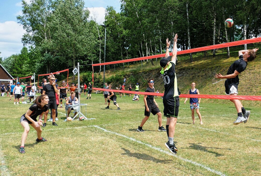 40 Volleyballteams kämpfen beim größten Freiluftturnier des Erzgebirges um den Sieg - Viele packende Ballwechsel sind am Wochenende wieder in Mauersberg zu erwarten. Foto: Andreas Bauer