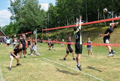 40 Volleyballteams kämpfen beim größten Freiluftturnier des Erzgebirges um den Sieg - Viele packende Ballwechsel sind am Wochenende wieder in Mauersberg zu erwarten. Foto: Andreas Bauer