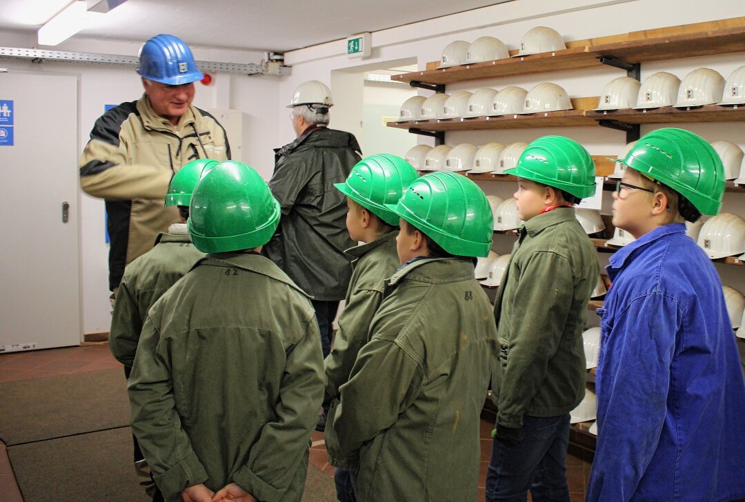 400 Schüler entdecken Bergbaugeschichte im Freiberger Silberbergwerk - Stefan Thiem vom Förderverein Himmelfahrt zeigt den Kindern die Geschichte des Bergwerks. Foto: Renate Fischer