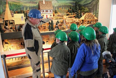 400 Schüler entdecken Bergbaugeschichte im Freiberger Silberbergwerk - Die Schüler bekommen das große Modell des Bergwerks zu sehen. Foto: Renate Fischer