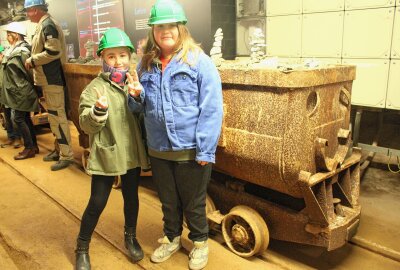 400 Schüler entdecken Bergbaugeschichte im Freiberger Silberbergwerk - Amely und Zandaly der Klasse 4 aus Mulda sind zum ersten Mal im Silberbergwerk. Foto: Renate Fischer