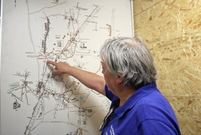 400 Schüler entdecken Bergbaugeschichte im Freiberger Silberbergwerk - Jens Kugler erklärt die Ausmaße der Schachtanlage. Foto: Renate Fischer