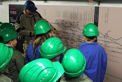 400 Schüler entdecken Bergbaugeschichte im Freiberger Silberbergwerk -  Große Spannung beim Vergleich der verschiedenen Schächte. Foto: Renate Fischer