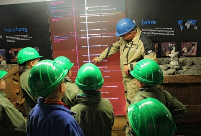 400 Schüler entdecken Bergbaugeschichte im Freiberger Silberbergwerk - Unter Tage lernen die Kinder das gesamte Bergwerk kennen. Foto: Renate Fischer