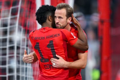 5:0, 4:0, 3:0: Bayern setzen national ein "Statement" - Bayerns Torschützen beim Jubel: Kingsley Coman (l) und Harry Kane.