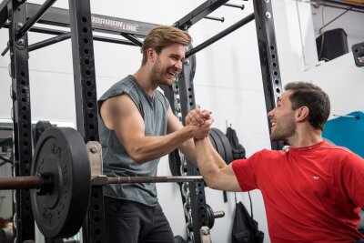 5 Gründe, warum Sie jetzt täglich Erdbeeren essen sollten - Training geschafft. Fitnesstrainer raten jetzt zu Erdbeeren mit Quark oder Pflanzenmilch.