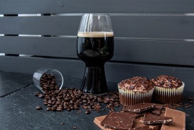 5 Trends, die uns gerade besonders Lust auf Bier machen - Kaffee wird als Zutat beim Brauen von Kaffeebier verwendet, um dem Bier oft einen röstigen Geschmack und ein Kaffeearoma zu verleihen.