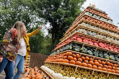 50.000 Kürbisse als Herbsttraum eröffnet: Oskarshausen wird zu Kürbishausen - Die ersten Besucher staunten nicht schlecht über dieses beeindruckende Bauwerk.